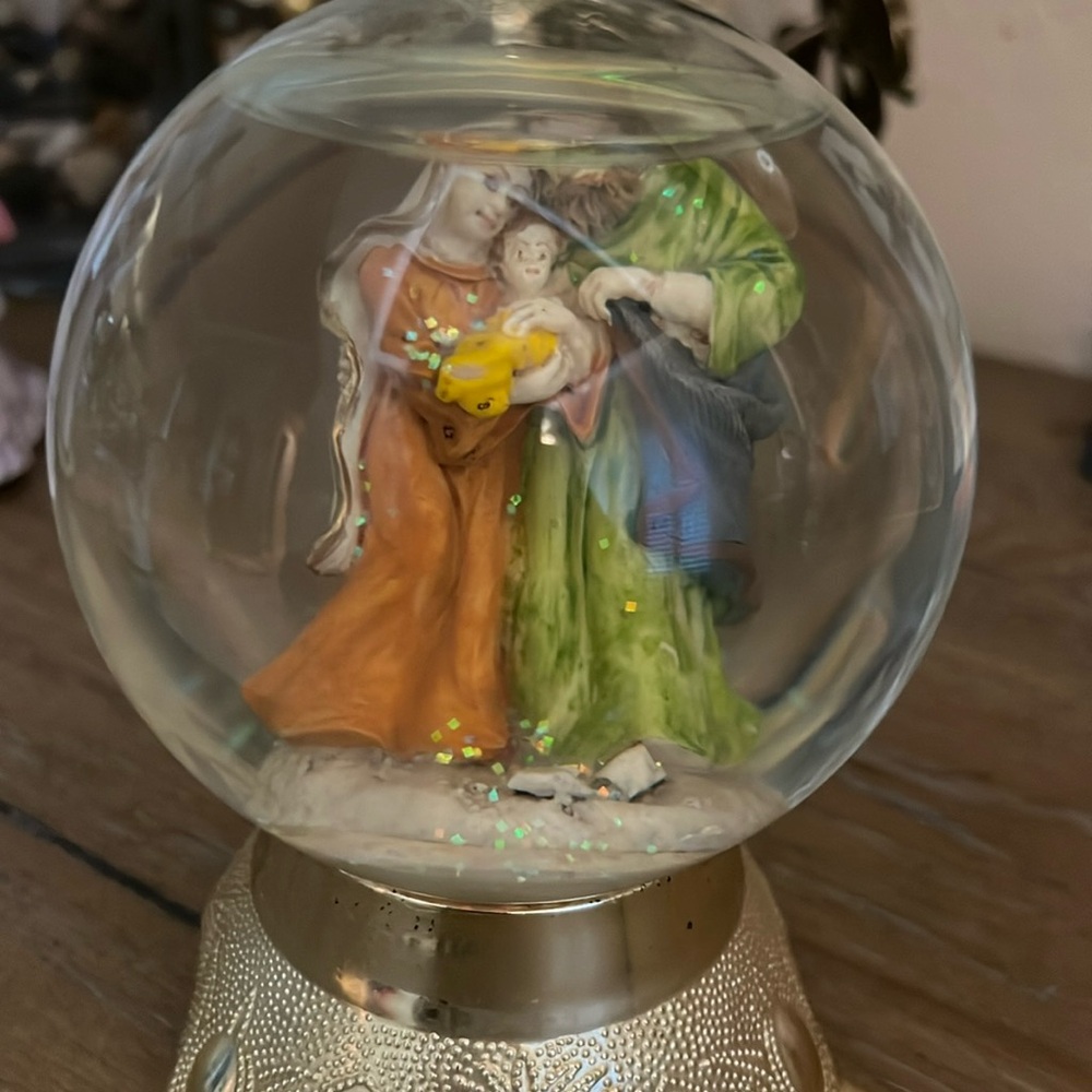 Jesus, Mary and Joseph globe for every season musical part is missing